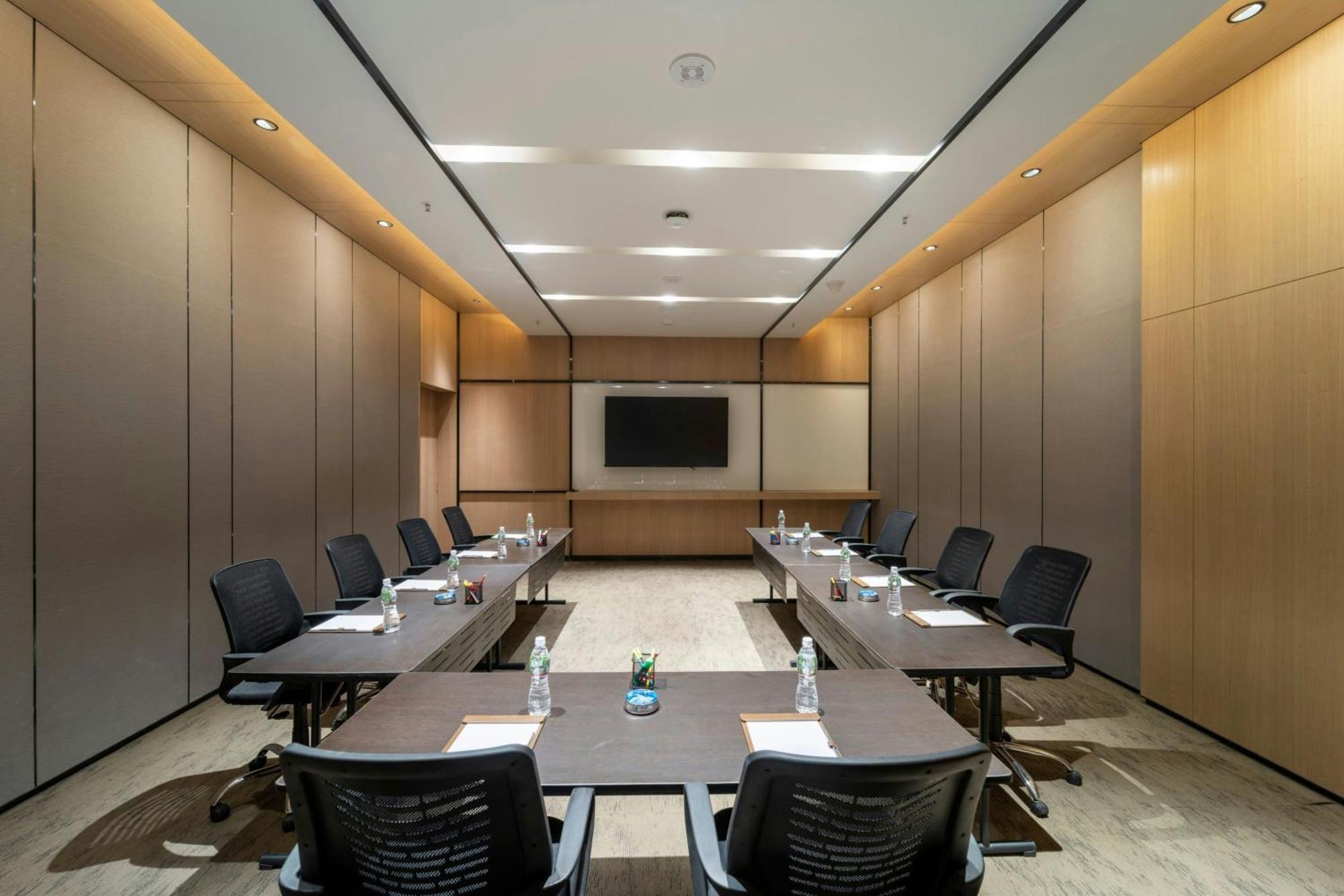 Courtyard By Marriott Vadodara Exterior photo