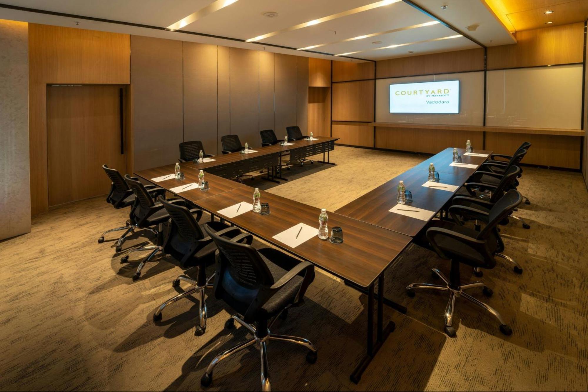 Courtyard By Marriott Vadodara Exterior photo